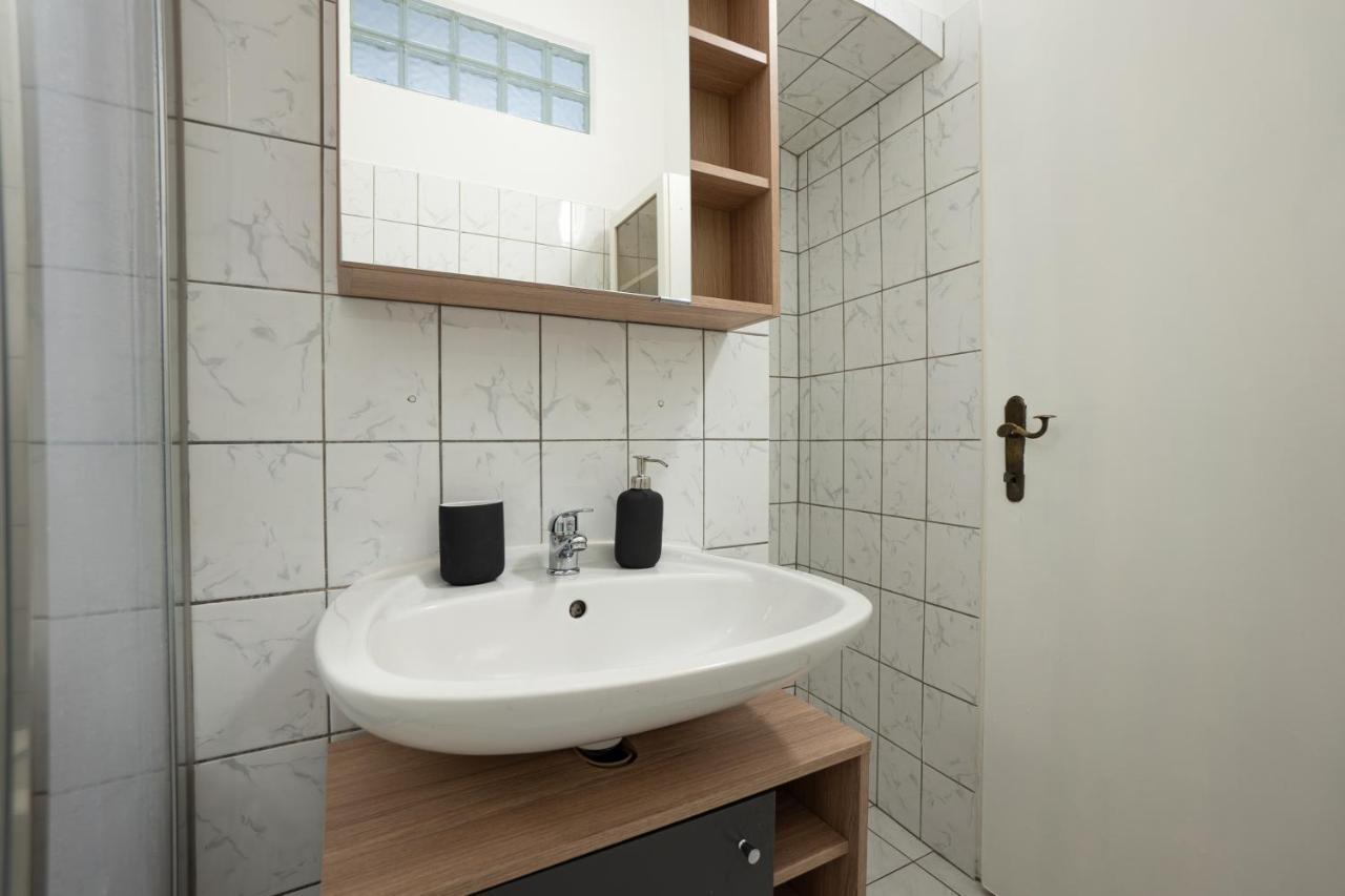Lovely 1-Bedroom Apartment Next To Praterstern Wien Exterior foto